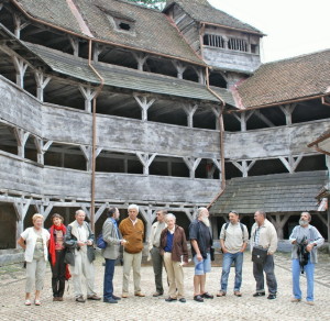 Août 2007 - Les artistes roumains disidents, participants à l'atelier de création Bran - visite du Bastion des Tisserands,